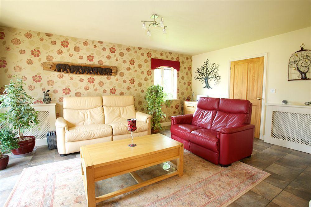 Silverstone Guest House Bagian luar foto