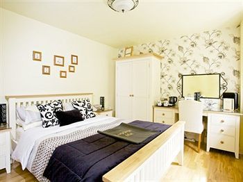 Silverstone Guest House Bagian luar foto